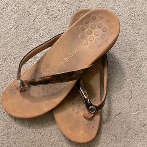 EUC Vionoc orthotic sandals -size 10 - tortoise print